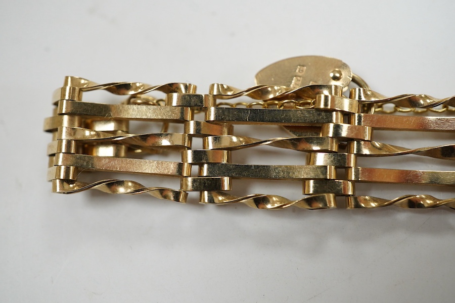 A modern 9ct gold gate link bracelet, 16cm, 7.7 grams. Condition - fair